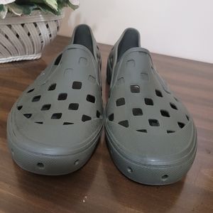 VANS slip on TRK Shoe, color- grape leaf, Size 8 in men